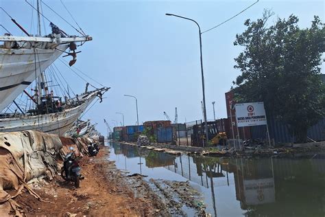 Banjir Dan Fasilitas Rusak Pekerja Di Pelabuhan Sunda Kelapa Tolong