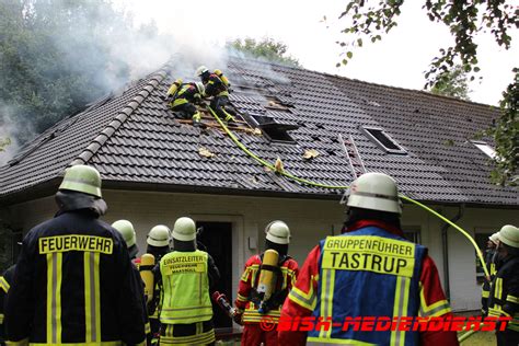 Reihenhaus Nach Dachstuhlbrand Unbewohnbar Mehrere Feuerwehren Im