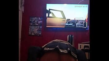 Chico disfruta de su dildo rosado vestido de lencería XNXX