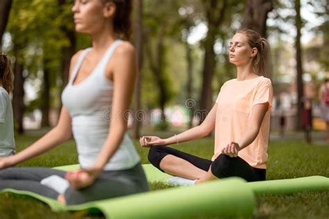 Jeune Fille Mince Avec Des Yeux De Fermeture Faisant Des Exercices De