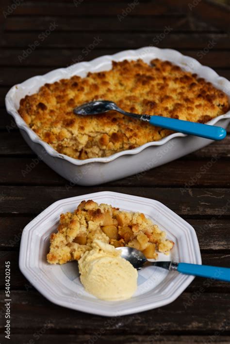 Crumble Aux Pommes Avec Une Boule De Glace Vanille Stock Photo Adobe