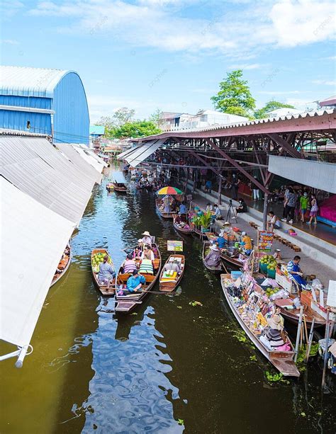 Thailands Bustling Damnoen Saduak Floating Market Brimming With People