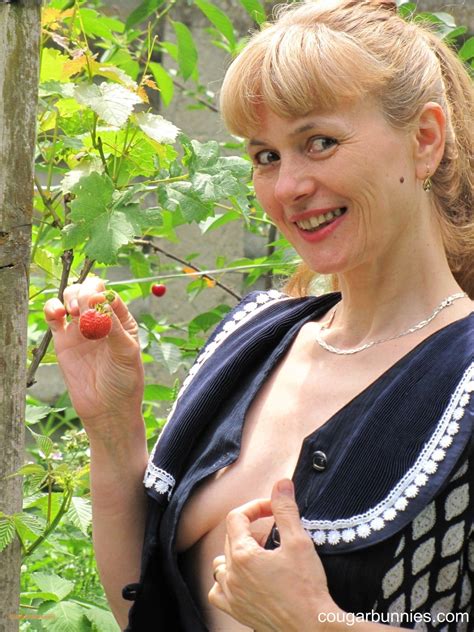 Stunning Mature Girl Doris Dawn Unveils Her Nice Figure Outdoors Photos
