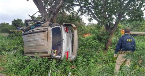 Carro sai da pista colide em árvore e motorista morre na BR 135 no PI