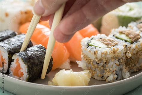 Frau Isst Lachs Und Tunfisch Mix Sushi Platte Mit Nigiri Maki Und