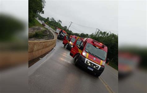 Seis Ficam Feridos Na Estrada Da Ribeira Ap S Carro Bater E Capotar