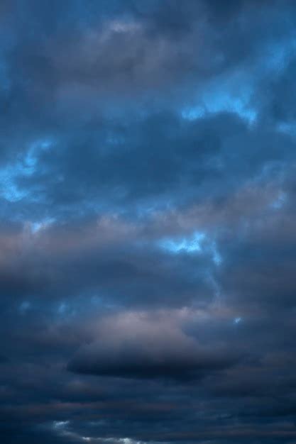 Um C U Azul Escuro Nuvens E O Sol Brilhando Por Entre As Nuvens