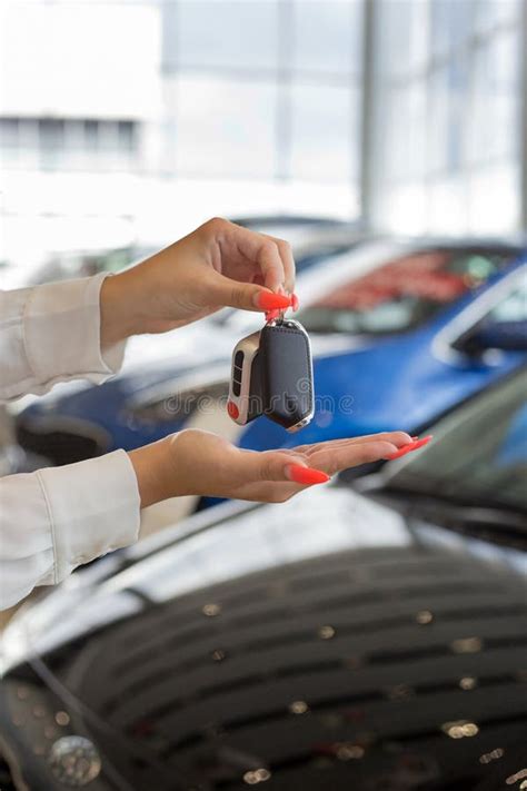 Mujer Del Distribuidor Autorizado Que Lleva A Cabo Llaves A Un Nuevo