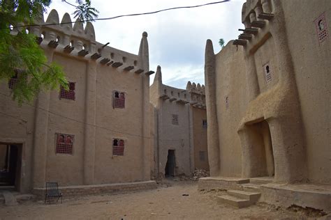 Living heritage and earth architecture of Djenné - Field Study of the World