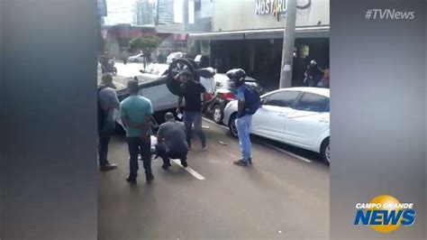 TV NEWS Passageiro de ônibus filma carro capotado em acidente na