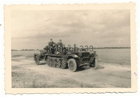 Foto Panzer Halbkette mit 2cm Flak Geschütz Anhänger auf dem Mar