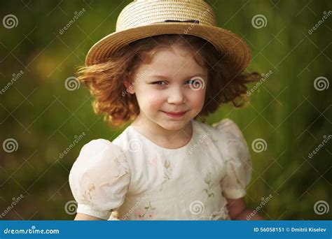 Menina Bonita Em Um Chap U Imagem De Stock Imagem De Ensolarado