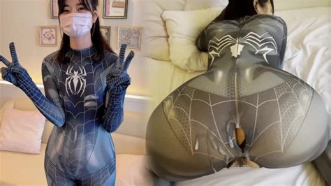 Une Japonaise En Costume De Spiderman Lèche L anus D un Ami et Se Fait