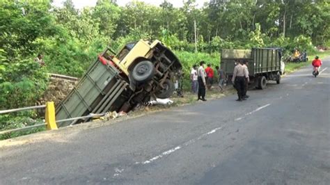 Tak Kuat Menanjak Truk Bermuatan Ton Pupuk Urea Mundur Tabrak Mobil