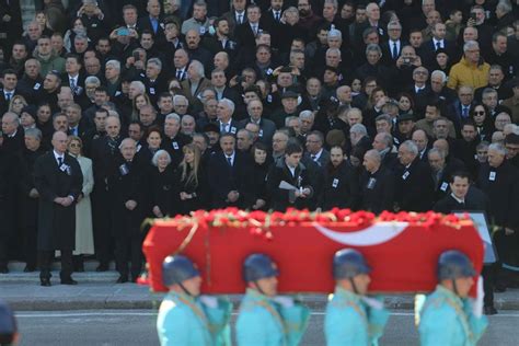 Eski Chp Genel Ba Kan Deniz Baykal Cenaze T Reni Sonras Topra A Verildi