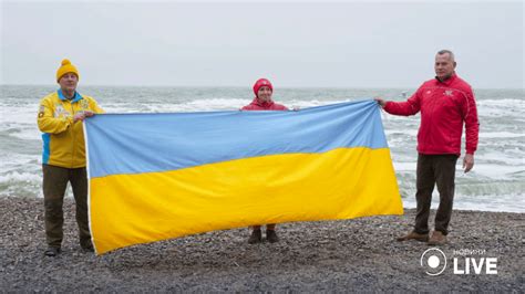 Одесский морж устроил заплыв в море с двумя флагами в честь Дня ...