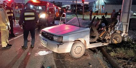 Carro Venezuelanos Bate Em Poste E Dois Ficam Gravemente Feridos