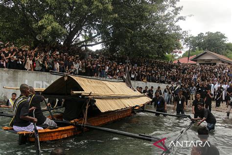 Prosesi Perarakan Laut Tuan Meninu Puncak Perayaan Semana Santa Di