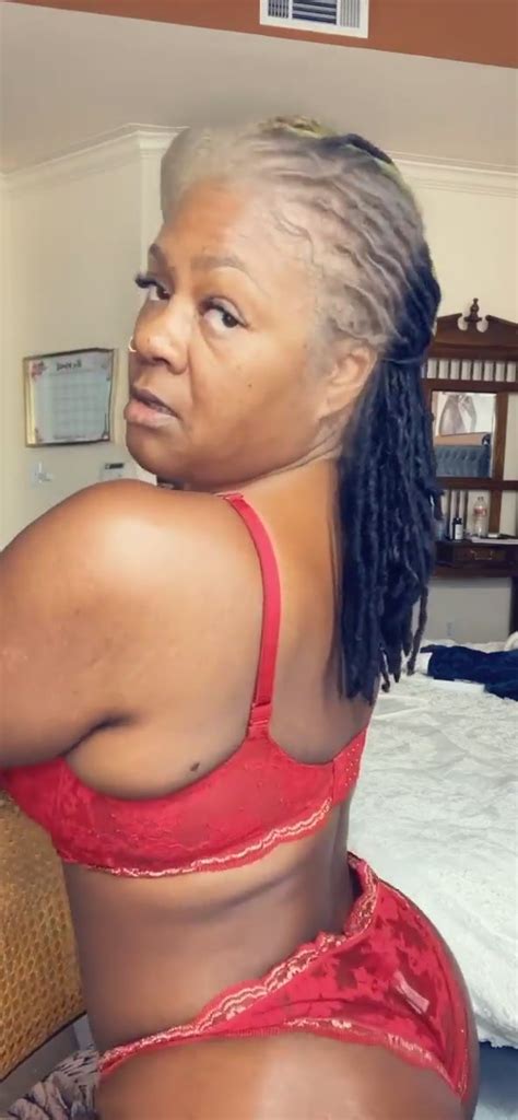 Sexy Ebony Granny Twerks Her Big Ass 日本語で