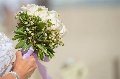 Premium Photo Bride White Roses Bouquet