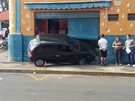 G Ap S Colis O Motorista Perde Controle De Carro E Invade Loja Em