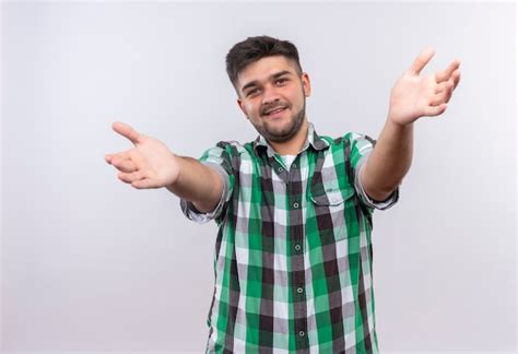 Jovem Rapaz Bonito Vestindo Uma Camisa Xadrez E Olhando Feliz Abrindo