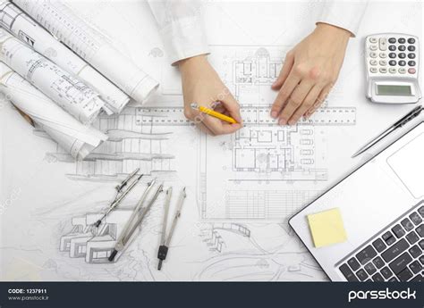 معمار در حال کار بر روی نقشه architects workpl - پروژه های معماری نقشه ...