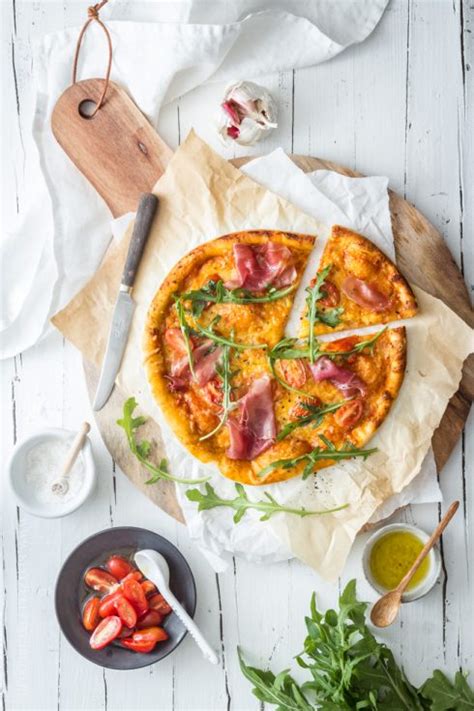 Pizza Mit Cheddar Ruccola Und Parmaschinken 049 KLITZEKLEIN