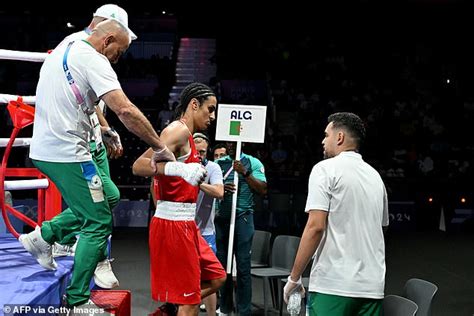 Female Boxer Yells This Is Unjust And Falls To Her Knees In Tears As She Quits Fight Against