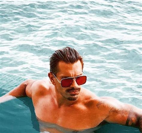 Karan Singh Grover S HOT Pictures From The Maldives Will Make You Sweat