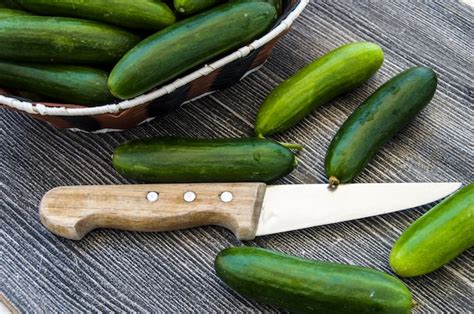 Pepinos De Jard N Natural Un Cuchillo Y Un Cubo De Verduras Lleno De