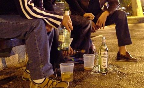 Estudiantes posadeños beben alcohol cerca del colegio El Parana Diario