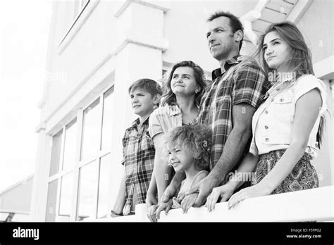 Famille Heureuse De Cinq Banque D Images Noir Et Blanc Alamy