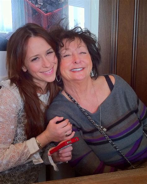 Jennifer Love Hewitt Shares Tribute To Mom 10 Years After Her Death