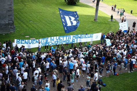 Gli Ultras Del Napoli Accolgono Rudi Garcia Benvenuto In Vetta Monsieur