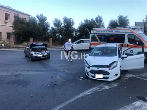 Scontro Tra Auto Sull Aurelia A Finale Ligure Due Feriti E Disagi Al