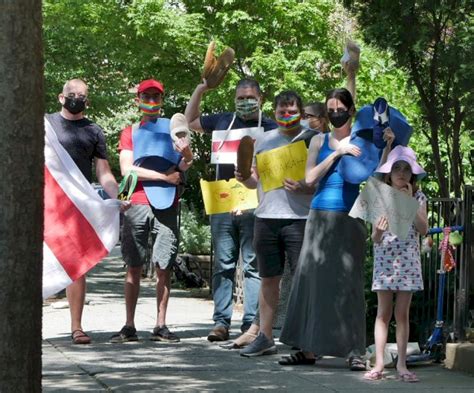«Стоп таракан!»: к посольству Беларуси в Вашингтоне принесли тапки ...
