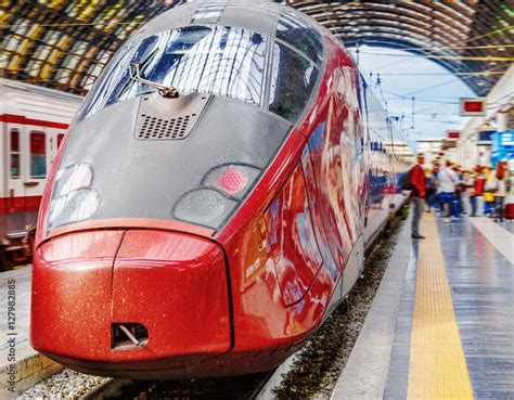 Foto Stock Trenitalia Frecciarossa Red Arrow On Platform Of Milan