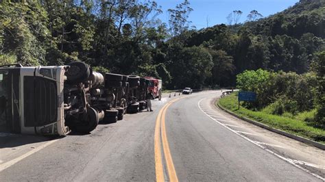 A Gazeta Carreta Tomba E Ocupa Parte Da Pista Na BR 262 Em Marechal