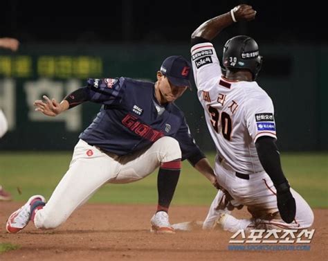 포토 2루 도루 실패하는 페라자