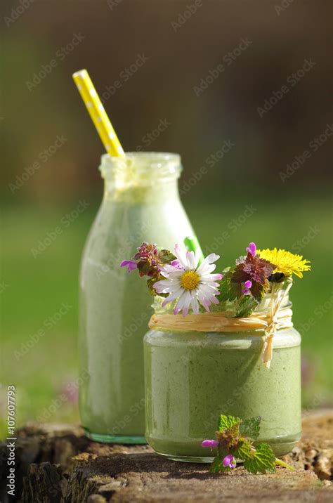 Gr Ner Smoothie Mit Wildkr Utern Stock Foto Adobe Stock