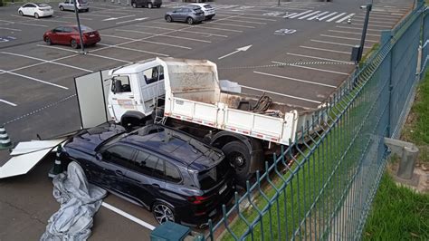 Caminh O Desgovernado Invade Estacionamento De Shopping E Atinge Bmw Em