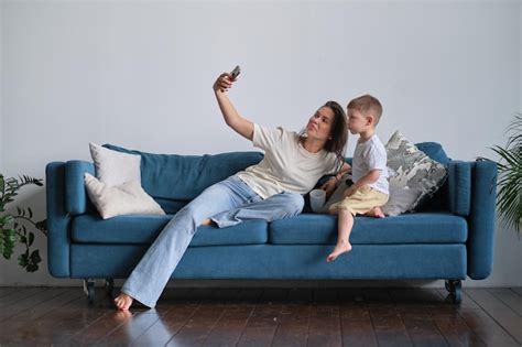 Madre Tomando Un Selfie Con Su Hijo Sentado En Un Sof En La Sala De