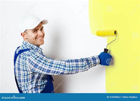 Pintor Que Pinta Uma Parede Foto De Stock Imagem De Homem Pincel