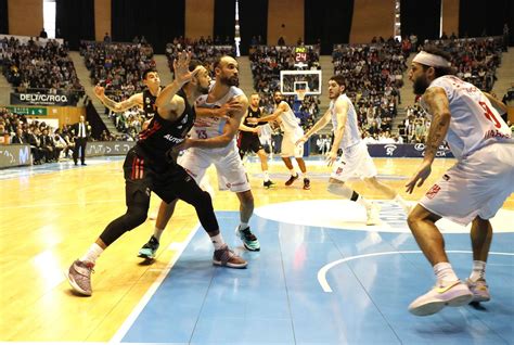 El Obradoiro Cae Ante El L Der De La Acb Obradoiro Real Madrid