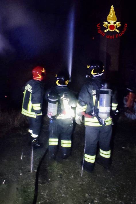 Cascina In Fiamme A Mortizza Vigili Del Fuoco Al Lavoro Nella Notte