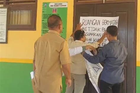 Gaji Tak Dibayar Guru Segel Sekolah Dinas Pendidikan NTT Copot Kasek