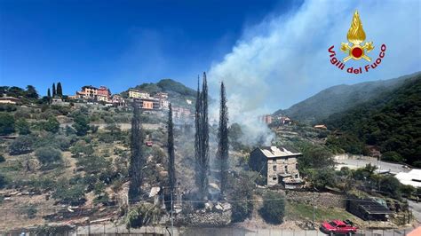 Genova Incendio Sulle Alture Della Valbisagno Le Fiamme Appiccate