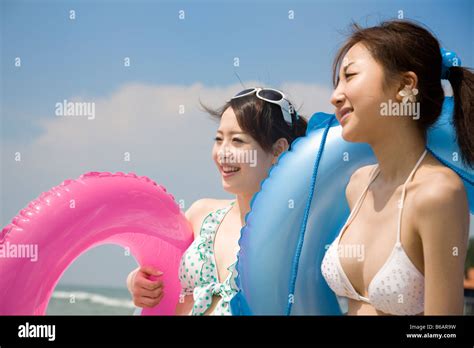 Zwei Junge Frauen Im Bikini Stockfotografie Alamy