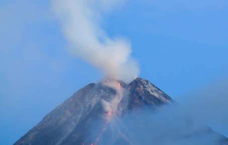 Ndrrmc Restive Mayon Displaces K Families Daily Tribune